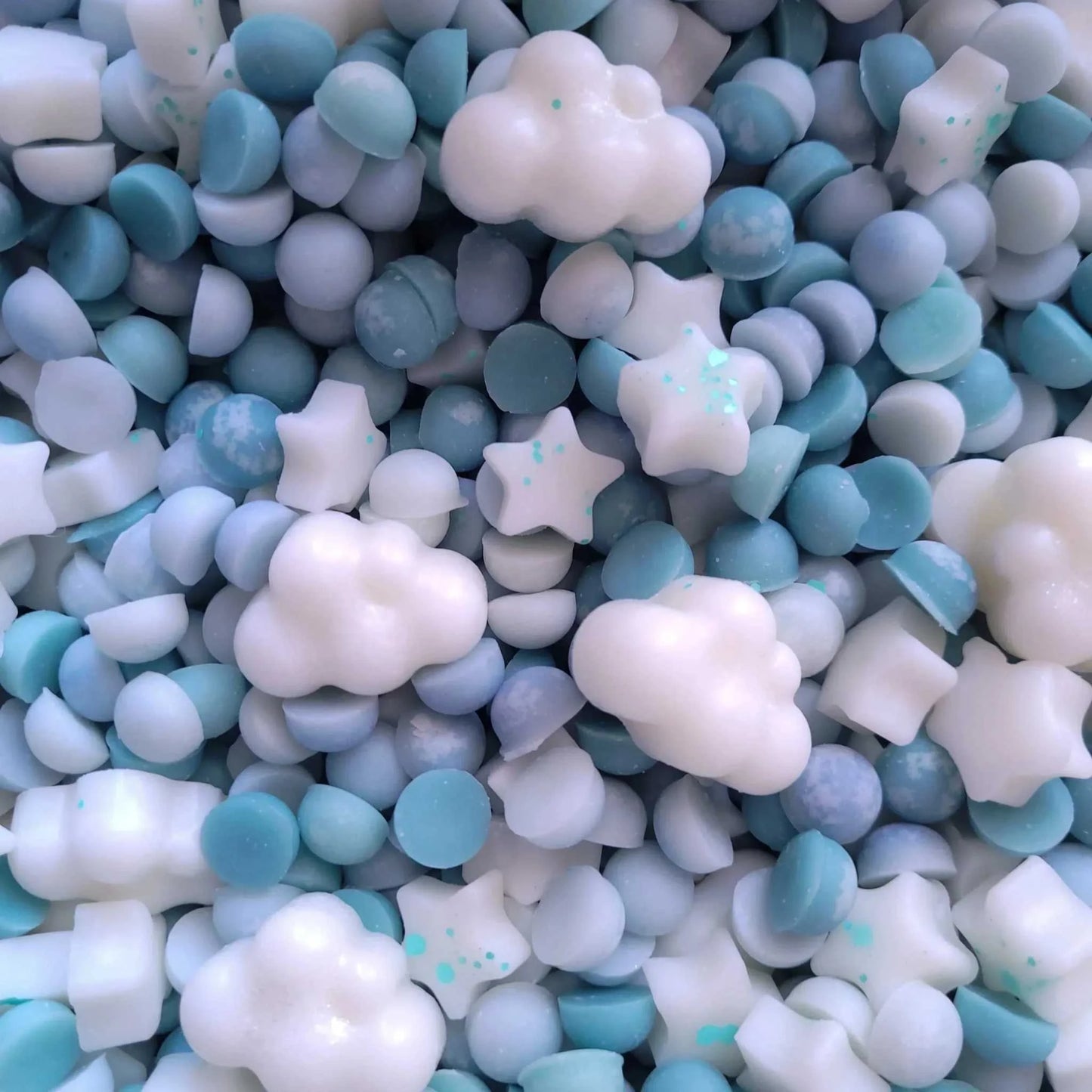 Vegan-friendly Dream Waxmelt pieces in cloud and star shapes.
