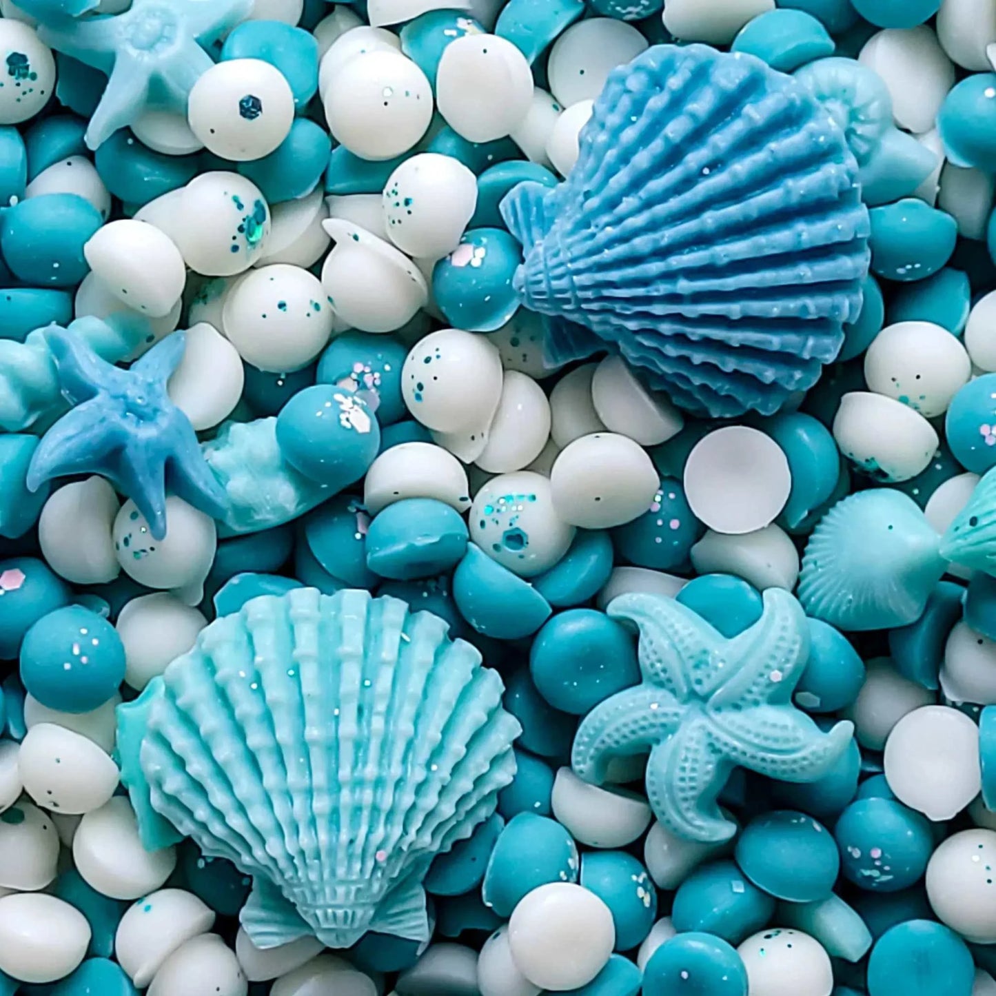 Ocean Mist Waxmelt with natural soy wax blend, featuring marine-themed shapes in blue and white.