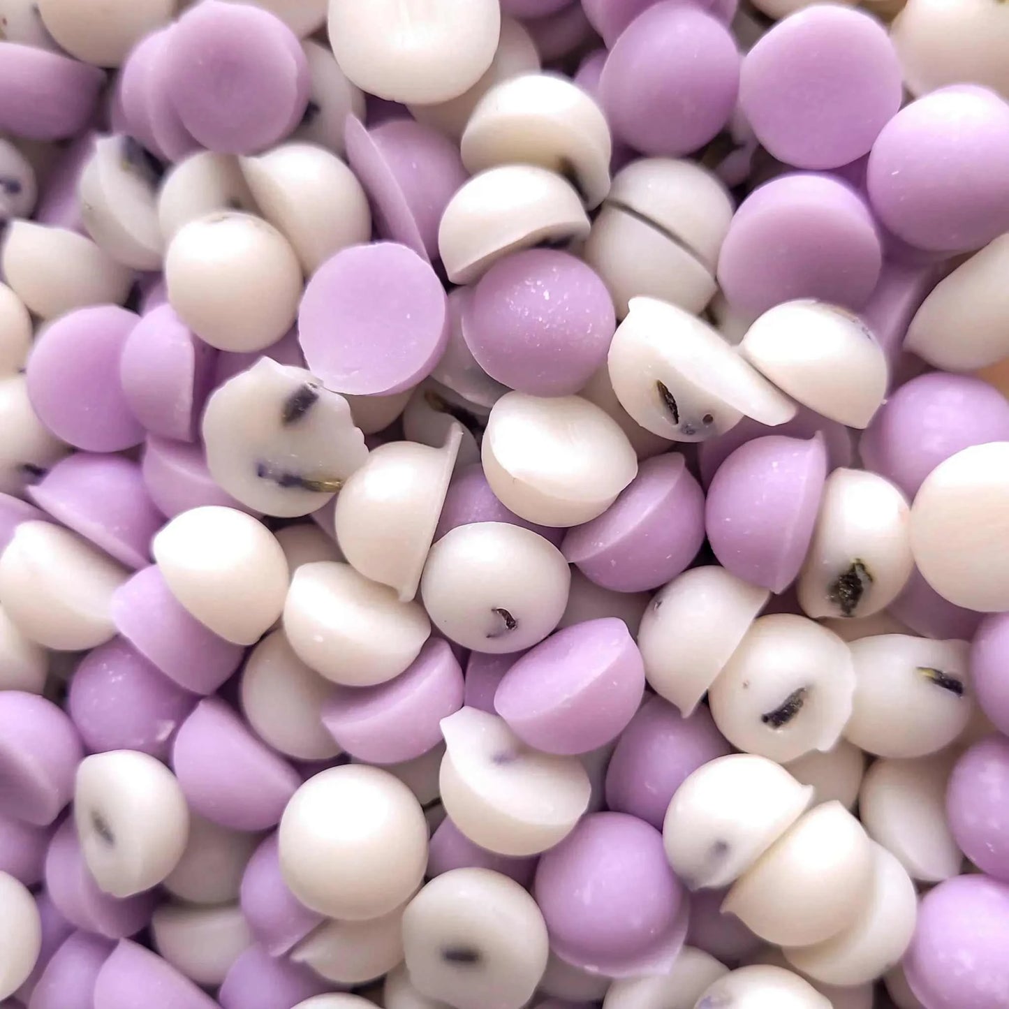 White Tea & Lavender Waxmelt in purple and white, made from vegan-friendly all-natural soy wax blend, offering a floral aroma of bergamot, jasmine, and lavender with a burn time of 20+ hours per melt.