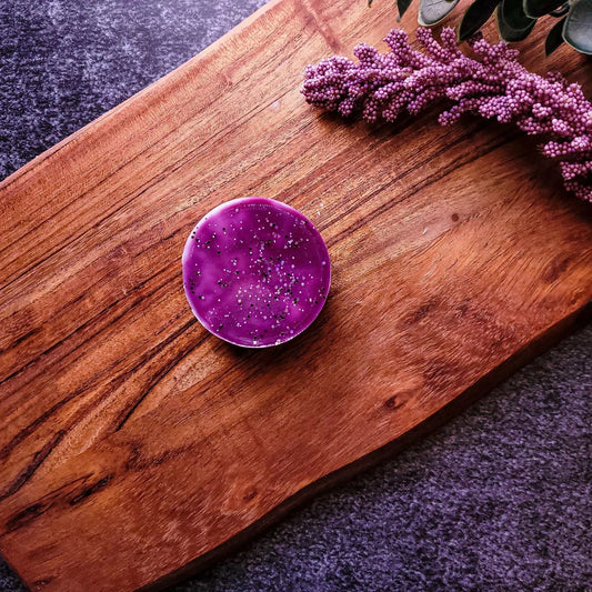 Vegan-friendly Berries & Cream waxmelt with raspberry, jasmine, pink musk scent on wooden surface.