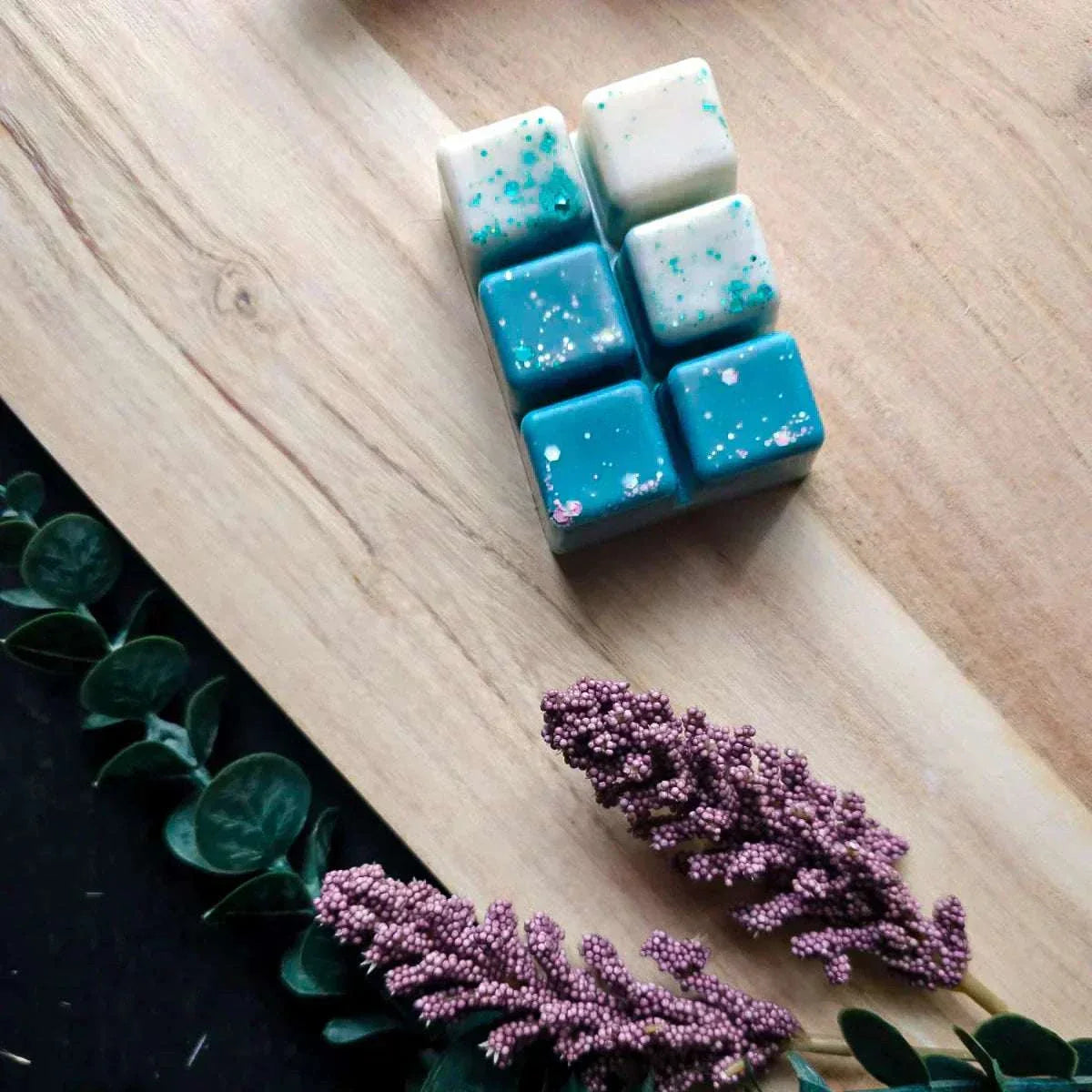 Vegan-friendly all-natural soy wax melt pack, 80g, blue and white cubes, on wooden surface.