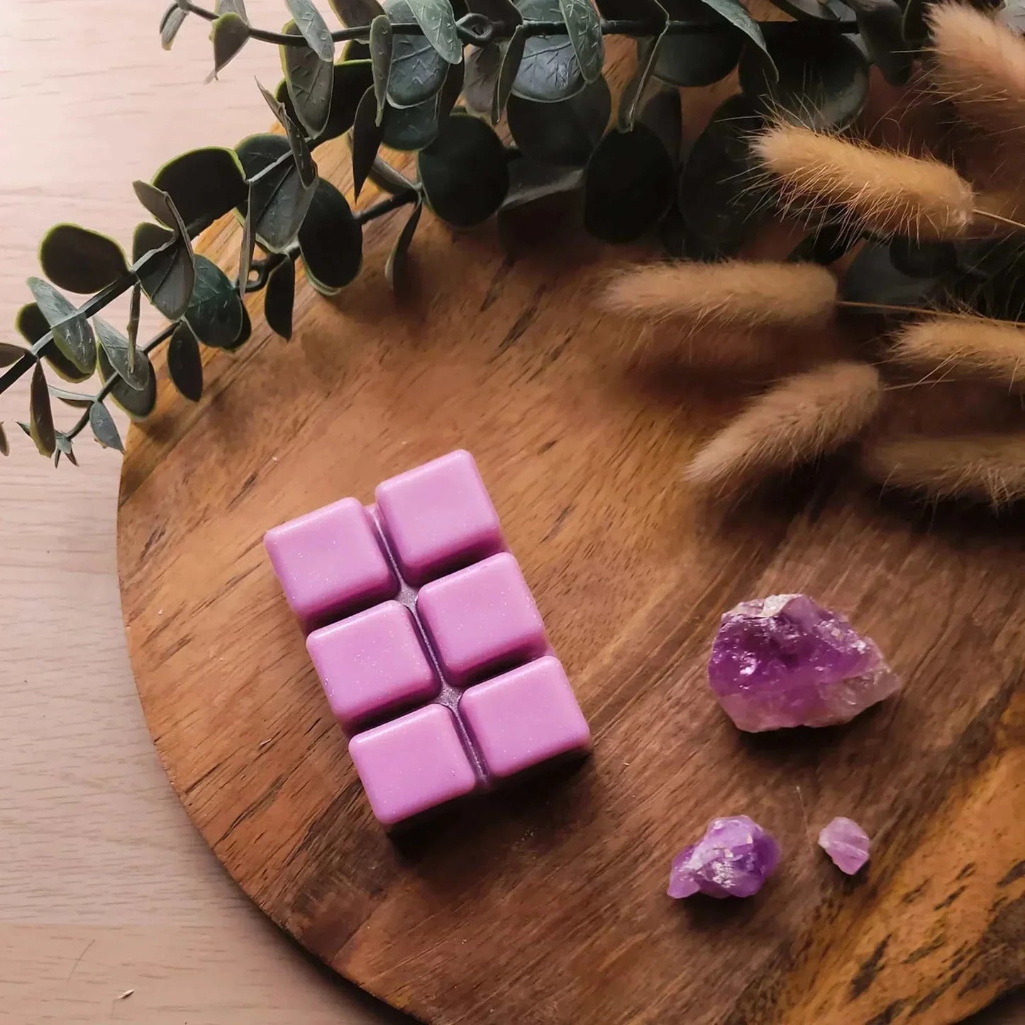 80g vegan-friendly soy wax melts on wooden board, discounted clearance.