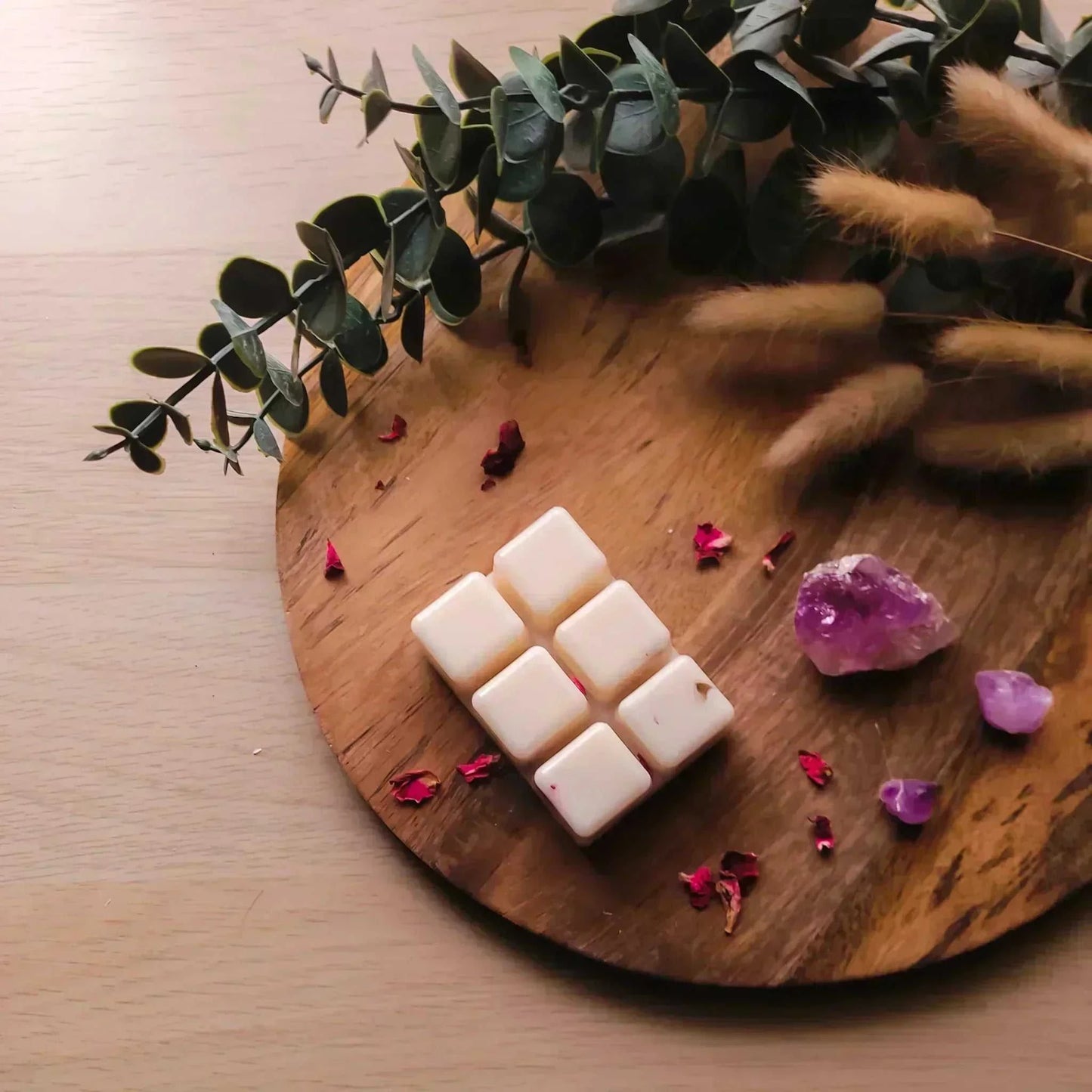 Vegan-friendly soy wax melt pack with 60+ hours burn time on wooden tray.
