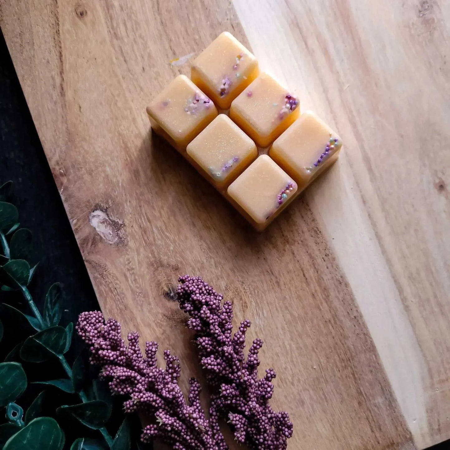 Vegan-friendly soy wax melt pack on wooden board, 80g, reduced price.