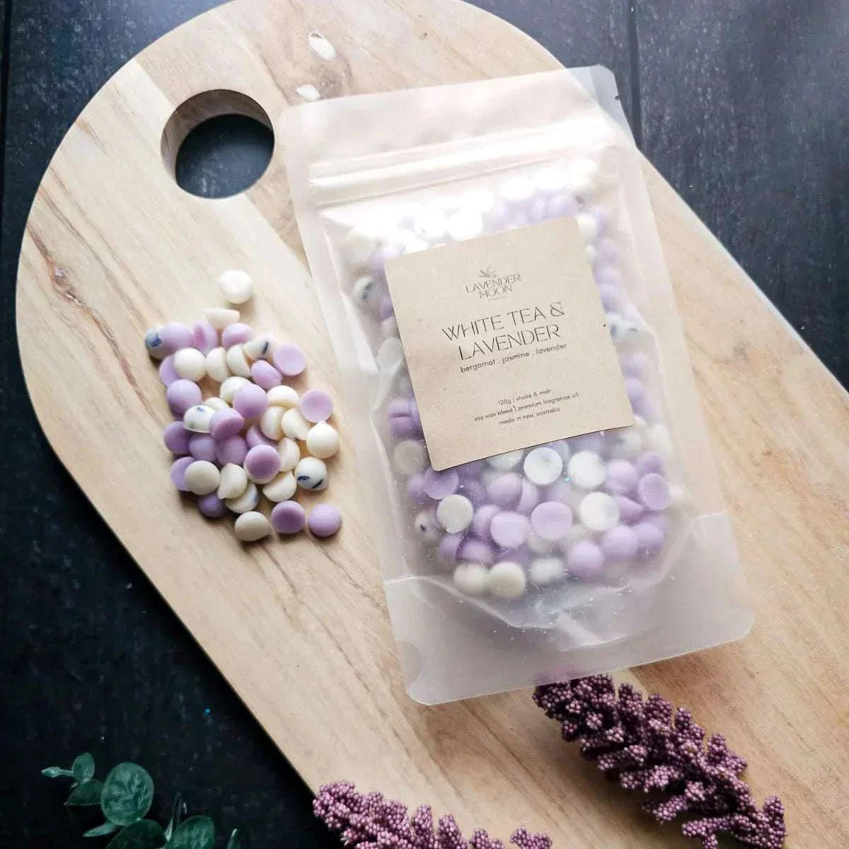 White Tea & Lavender Waxmelt with calming floral aroma; vegan-friendly soy wax.